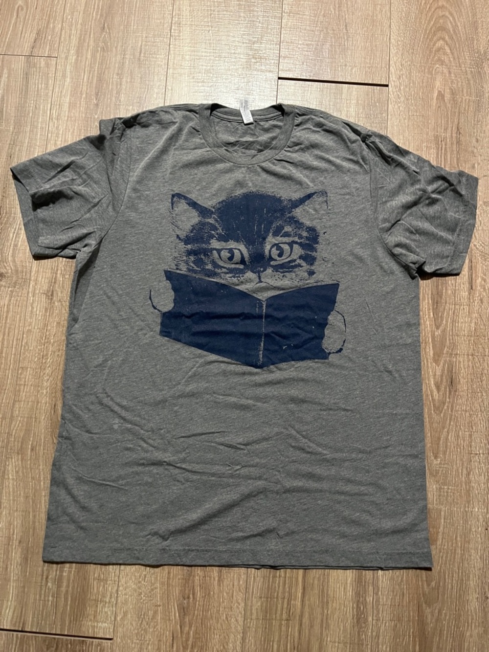 Gray Cat Reading Graphic T-Shirt XL